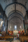 <center>Notre-Dame-de-Valvert.</center>Les arcs-doubleaux retombent sur des colonnes engagées (ou demi-colonnes) dont les chapiteaux sont très simplement décorés. La nef unique est couverte d'un berceau plein-cintre et la travée de chœur d'un berceau brisé. L'entrée du chœur est flanquée de colonnes engagées qui reçoivent l'arc brisé supportant le mur-pignon de la nef, percé d'un oculus.