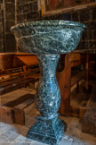 <center>Notre-Dame-de-Valvert.</center>Bénitier en marbre des carrières de Maurin (à Saint-Paul-sur-Ubaye). 19e siècle.