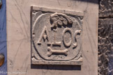 <center>Notre-Dame-de-Valvert.</center>Le blason d'Allos avec l'aile et l'os, façon rébus.