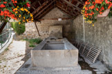 <center>Allos</center>Le lavoir. Le lavoir de la rue du Clocher est mentionné pour la première fois en 1870, dans une délibération du conseil municipal d'Allos acceptant les plans et devis dressés par l'ingénieur Tourniaire. En 1878, l'entrepreneur Guillaume Jean est déclaré adjudicataire des travaux. Enfin, en 1881, le procès verbal de réception des travaux est établi par M. Chaillon, conducteur des ponts et chaussées. Les deux canons en fonte sont récents. Il y avait deux grandes lessives (bugades) par an, une au printemps et l'autre à l'automne. Les femmes faisaient d'abord bouillir le linge avec des cendres de frêne gui constituent un excellent lessif et laisse une bonne odeur. Puis elles battaient et rinçaient le linge, étendu ensuite sur les prairies.