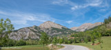 <center>Allos</center>Les premiers habitants d'Allos semblent s'établir dans nos montagnes vers le XIe siècle avant J.C. Ils font partie de la grande peuplade des gallites (celto ligures).
Bien que l'histoire d'Allos soit aussi ancienne, on ne trouve les premières traces écrites d'existence du village qu'au XIe siècle après J.C. sur une charte où figure le nom « d'Alleux» qui signifie « Libre». Car ses habitants sont libérés très tôt du système féodal (Charlemagne, VIIIe s. / IXe s.). Pour se protéger, le village est ceint de remparts. Si on ne peut pas dire avec précision de quelle époque date leurs constructions, il y a un événement qui va les rendre indispensables. A la fin du XIVe siècle, les problèmes de succession de la Reine Jeanne vont conduire à une division de la vallée. Allos demande son rattachement au Comté de Savoie et devient ville-frontière face au comté de Provence - dont la limite est à Colmars - jusqu'en 1713 (traité d’Utrecht).