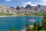 <center>Le lac d'Allos.</center>Les tours du lac : la Tour Orientale ou Tour Plate, la Tour Noire ou Tour Carrée, le Sabot, la Grande Tour, la Petite Tour.
