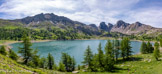 <center>Le lac d'Allos.</center>De gauche à droite : le pas du Lausson, la montagne de l'Avalanche avec la tête du lac, puis les tours du lac, la Tour Orientale ou Tour Plate, la Tour Noire ou Tour Carrée, le Sabot, la Grande Tour, la Petite Tour, et enfin le col de l'Encombrette.