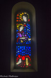 <center>Eglise basse de Banon.</center> Une série de vitraux ( XX° ) : Vierge à l'enfant