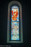 <center>Eglise basse de Banon.</center> Vitrail en gemmail (vitrail sans plombs, obtenu par collage de morceaux de verre colorés).