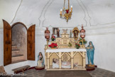 <center> Castellane. Chapelle Notre-Dame-du-Roc.</center> La crypte située en-dessous du choeur est éclairée par l'oculus percé dans la face sud de l'abside. L'escalier droit en maçonnerie donne accès à la sacristie.
