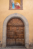Chapelle Notre Dame des Grâces. Ensemble de la porte d'entrée : deux vantaux et un tympan de menuiserie. Cette porte date probablement du 3e quart du 17e siècle, le décor à pointe de diamant est en effet caractéristique de la première moitié du 17e siècle. Le prix-fait pour la construction de la chapelle est de plus daté de 1674.