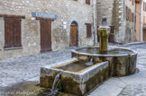 Place de la Fontaine. Fontaine des lavandières. A gauche, le bâtiment de l'ancienne gendarmerie.
