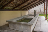 A côté de la tour Garcin, qui se trouve au fond, le lavoir.