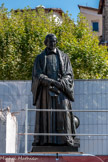 <center>La place Charles de Gaulle. </center>Statue de Gassendi par Ramus, 1846.