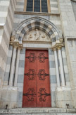 <center>La co-cathédrale Saint-Jérôme </center>Au tympan de la porte de droite : l'apparition du Christ ressuscité pour les Saintes Femmes.