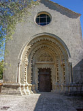 <center>Abbaye Notre-Dame de Ganagobie.</center> La façade du monastère, et notamment son portail, sont très originaux dans le contexte de l’art roman provençal dont ils se distinguent par plusieurs traits. La façade est unie, sans ornement architectural. Les contreforts d’angle, fréquents en Provence, sont ici absents.

Le portail est surmonté d’archivoltes en arc festonné brisé qui paraissent d'inspiration mozarabe, comme les mosaïques qui ornent le chœur.