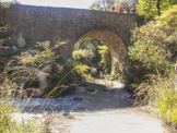 <center>Lurs.</center> Pont romain sur le Buès. L'arche est en plein cintre. Elle est appareillée en double rouleau en partie inférieure puis continue en simple rouleau dans la partie centrale, cette partie étant issue d’une restauration. Les pierres des façades sont taillées en petit appareil régulier, dans du calcaire de Saint-Donat ; le tiers supérieur n’est pas antique, et utilise des pierres grossièrement taillées. À l'origine, le pont comportait un léger dos d'âne, et se prolongeait sur les deux rives avales par des rampes d'accès.