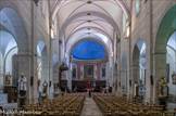 L'église de Riez. <br>L'intérieur est constitué d'une longue nef de sept travées, de 40 m de longueur, sans transept, avec deux nefs latérales se terminant par deux chapelles.