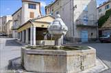 La fontaine Benoîte servait à l'approvisionnement des habitants de la ville close et à ceux des quartiers extérieurs, comme le faubourg Saint-Sébastien. Elle permettait aussi aux voyageurs et à leur monture de se désaltérer.
La fontaine actuelle date de 1819. Ses proportions importantes furent conçues pour de nombreux utilisateurs, à l'époque Riez comptait plus de trois mille habitants. C'est aussi une fontaine décorative, à l'échelle de la porte, qui signale l'entrée de la ville. Quelques années plus tard on construisit à côté le vaste lavoir pour répondre aux besoins des habitantes, qui, longtemps, allèrent rincer le linge dans la rivière du Colostre, en bas de la ville.
.