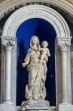 L'église de Riez. <br>Autel de la Vierge avec statue de la Vierge à l'Enfant en marbre, œuvre marseillaise exécutée en 1645. Provient du couvent des Capucins de Riez.