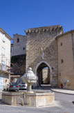 La fontaine Benoîte. La présence d'une fontaine à cet emplacement est attestée depuis le XVe siècle. Face à l'une des portes principales de la ville médiévale (la Porte Sanson ou Saint-Sols ).