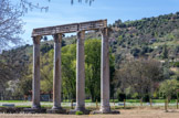Ces colonnes monolithes, en granit gris de l'Esterel, hautes de 7 mètres, sont surmontées d'une architrave richement décorée en calcaire tendre. Les bases et les chapiteaux corinthiens sont en marbre blanc. Elles constituaient la façade orientale d'un temple tétrastyle, construit au 1er siècle après J.C. et vraisemblablement dédié à Apollon.