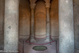 Ces huit colonnes, semblables à celles de la façade du temple, supportent une coupole d’époque romane.