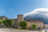 <center>Sisteron</center>La tour des Gens d’Arme, une des cinq tours restantes de l'enceinte construite en 1372-1373. C'est la seule ayant été habitée et possédant un toit. Dans l’Antiquité, le nom de la ville est attesté sous la forme Segusterone au IVe siècle ou Segusteronem ; puis civitas Segesteriorum, ensuite Segisterico en 739 ; on trouve encore la forme in comitatu… Sistericense au début du VIIIe siècle. En provençal (occitan) on écrit Sisteroun. La commune a longtemps été surnommée Rouocha Enchabanaïa « roche embrumée », on comprend pourquoi...