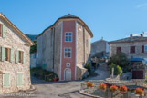 <center>Valernes</center> Au village, la plus ancienne maison, dont plusieurs fenêtres ont des meneaux, date de 1611. Cette maison renferme des gypseries qui sont probablement de la main du gypier Alexandre Augienne.