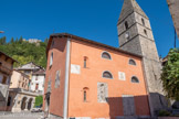 <center>Guillaumes. Église Saint Étienne. </center> L’église paroissiale, sous le vocable Saint Etienne, premier martyr, se situe sur l’ancienne place principale de la localité. 
D'origine lombarde, construite au XIIIème siècle en pierres taillées du terroir, très dures et d’un gris bleuté, elle fut agrandie par la suite, puis en partie détruite sous la révolution. 
De l’église médiévale subsiste le clocher roman-lombard carré et trapu, s’achevant par une pyramide quadrangulaire et une abside.