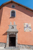<center>Guillaumes. Église Saint Étienne. </center> Porche d’entrée de l’église. Au-dessus du fronton, Cheliel (Etienne) et Jean-Baptiste.