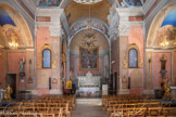 <center>Guillaumes. Église Saint Étienne. </center> La nef rectangulaire (plan barlong), élargie de part et d’autre de deux chapelles latérales peu profondes, et prolongée au sud-est par un chœur plus étroit, se termine par une abside en  cul-de-four. A droite, la statue de Jeanne d'Arc, et à gauche celle Saint Antoine de Padoue.