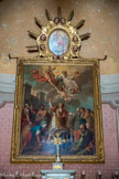 <center>Guillaumes. Église Saint Étienne. </center> Le tableau du maitre autel représentant le martyre de Saint Étienne (lapidation) a été offert aux Guillaumois par l’impératrice Eugénie à l’occasion du rattachement de Nice à la France en 1860. En haut, la sainte Trinité, Jésus, Dieu le Père et la Colombe et un angelot qui va couronner saint Etienne. En bas, à droite, Saul (saint Paul) assiste à la lapidation avec son épée.