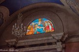 <center>Guillaumes. Église Saint Étienne. </center> Les Vitraux sont de Thomas Valence (1931). Ils représentent des scènes du nouveau testament transposés dans le village et constituent de véritables documents historiques sur Guillaumes; Les scènes de la bible sont représentées dans des lieux de Guillaumes, dont certains ont aujourd’hui disparu, comme la chapelle des Pénitents blancs, Notre-Dame-de-Pitié et Sainte-Croix, détruite en 1955. La descente de Croix.