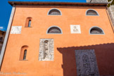 <center>Guillaumes. Église Saint Étienne. </center> L'église est restaurée en 1811.  Les décors extérieurs, évoquant l’histoire civile et religieuse de la cité de Guillaumes, ont été  exécutés par Caroline Challan Belvel en 2009.