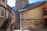 <center>Guillaumes. Église Saint Étienne. </center>L'abside semi-circulaire est décorée d’un bandeau de dents d’engrenages où la frise en est renforcée.
