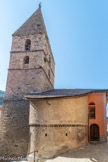 <center>Guillaumes. Église Saint Étienne. </center> De l’église médiévale subsiste le clocher-tour roman-lombard carré et trapu, s’achevant par une pyramide quadrangulaire et une abside. Cette dernière est décorée d’un bandeau de dents d’engrenages où la frise en est renforcée.