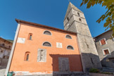 <center>Guillaumes. Église Saint Étienne. </center> Elle était une dépendance de l’abbaye Saint-Eusèbe de Saignon, mentionnée pour la première fois dans les textes en 1305. Elle a très probablement été construite entre 1240 et 1300, à la suite de la fondation de Guillaumes. L’édifice est transformé entre le XVIesiècle et le XVIIe siècle. À la suite d’une prescription de l’évêque de Glandèves, en 1699, il est décidé de voûter l’église. Au cours du XVIIIe siècle, elle est agrandie et acquiert son aspect actuel. Endommagée entre 1793 et 1800, période durant laquelle l’église est utilisée comme magasin, elle a été remaniée en 1810-11, puis à nouveau en 1898-99. Couverte en bardeaux, enduite de peinture ocre, excepté pour les parties médiévales, elle présente une haute façade irrégulière