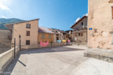 <center>Guillaumes</center> Terrasse de Jean de Castellane.
Jean de Castellane fait partie d’une une illustre famille provençale, la famille de Castellane, indissociable de l’histoire de Guillaumes. Il joua un rôle important au niveau militaire et fut nommé Gouverneur de Guillaumes, par le roi Louis XIV, en reconnaissance de ses actions. C’est le 5 septembre 1700 qu’il reçut le brevet le nommant commandant de la place, pour le Roi. Il est également un bienfaiteur de l’hôpital Saint-Jacques. Jean de Castellane décéda à Guillaumes le 17 juin 1724 et fut enterré dans le chœur de l’église paroissiale. La terrasse est située au-dessus du lavoir, à l’emplacement de l’ancien hôpital Saint-Jacques.