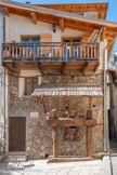 <center>Guillaumes</center> Place Jean Pazzi.
Guillaumes a la chance d’avoir vu naître dans cette maison le champion de ski Jean Pazzi le 7 août 1920. Il a porté haut le flambeau de Guillaumes, du département et de la France.
Il fut sélectionné aux jeux Olympiques en 1948, champion du Canada, champion d’Amérique du Nord, vice-champion de France de slalom et de descente...