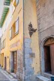 <center>Guillaumes</center> Rue Raymond Béranger ou Rue des Juifs. Cette partie du village était le ghetto juif au moyen-âge. Elle était la rue des notables et du commerce. Le poids de l’histoire fait qu’aujourd’hui encore, aucune procession catholique n’emprunte cette rue pour traverser le village.