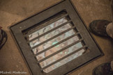 <center>Le petit ouvrage de la Frassinéa. </center> Fressinea est presque construit autour d'une source captée dans le fond de la chambre où un bassin muré, de 500 litres, a été construit et d'où part un tuyau qui alimente les réserves générales. Cette source débite entre 0,5 l/s (en été) et 2 l/s (en hiver), mettant l'équipage largement à l'abri de la pénurie. D'ailleurs, à Fressinea, la ration journalière en eau est réglementairement de 11 litres par homme, contre 8 litres dans la plupart des autres fortifications. Au travers de cette grille, située près du lavabo, on peut voir couler l'eau de la source.