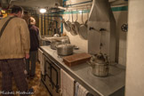 <center>Le petit ouvrage de la Frassinéa. </center> Vue d'ensemble de la cuisine. La cuisinière, à charbon, est imposante car elle sert aussi de chaudière pour le chauffage central de la fortification.