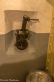 <center>Le petit ouvrage de la Frassinéa. </center> Goulotte à grenades : système permettant de lâcher des grenades dans les fossés diamants. La cuisine est aussi un lieu de passage vers le créneau de défense de l'entrée et vers le local radio.
