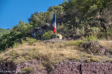 <center>Le petit ouvrage de la Frassinéa. </center> Cloche d'observation GFM.