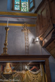 <center>Saint-Sauveur-sur-Tinée </center>  Chapelle des pénitents blancs. Maquette de la Croix Mariale. =Cette croix, a été réalisée en souvenir de la Mission animée par une équipe de la Communauté du Lion de Juda et de Jeunesse- Lumière, en 1987, d'après une maquette de Paul Pacotto. L'artiste a voulu unir la souffrance de la Vierge Marie à la souffrance de Jésus en intégrant Marie dans les formes de la croix. (Vue de face : Jésus en Croix ; de profil : la statue de la Vierge). Sa hauteur est de 20 mètres, son  poids de 4 tonnes.