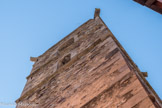 <center>Saint-Sauveur-sur-Tinée </center>  Le clocher est avant tout une «tour civique» (équivalent d'un beffroi nordique), accolée à l'église mais indépendante d'elle dans sa structure architectonique tout comme dans son utilisation. Aux angles supérieurs on voit quatre têtes d'animaux, identifiés à des loups, qui semblent contrôler les quatre points cardinaux. Parfois considérés comme de «fausses gargouilles», ces loups ont donné corps à bien des légendes malgré leur présence sur de très nombreux clochers des Alpes méridionales.