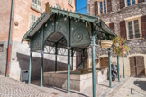 <center>Saint-Sauveur-sur-Tinée </center>  Le lavoir, 1907. À partir de 1871, suivant l'exemple de la chocolaterie Menier à Noisiel, les colonnes de fonte commencent à s'afficher au grand jour. Avec l'Art Nouveau qui naît à la fin du XIXe siècle, le fer s'impose tout naturellement dans ce courant qui cherche à renouveler l'esthétique des différents domaines. L'Art Nouveau s'inspire des formes de la nature, en particulier de volutes végétales.