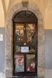 <center>Roubion. </center> Porte décorée de l'ancienne école.