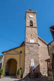 <center>Roubion. </center> Église Notre-Dame-du-Mont-Carmel, reconstruite au XVIIIe siècle (elle porte la date de 1713) mais conserve un clocher roman crénelé surmonté d’une arcature avec cloche. Elle participe au grand mouvement de reconstruction des paroissiales dans la montagne niçoise, au plus fort de l’expansion baroque.