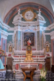 <center>Roubion. </center> L’église se compose d’une nef à un seul vaisseau de cinq travées, la dernière constituant le chœur.

Elle est remarquable pour les décors de gypseries et de stucs polychromes qui la décorent.