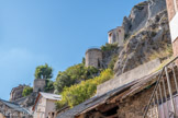 <center>Roubion. </center> La physionomie actuelle du village découle d’une véritable reconstruction à l’époque moderne, consécutive à l’arasement du château féodal et de ses remparts et au saccage du village.

Roubion fit d’abord les frais du conflit qui opposa Annibal Grimaldi de Beuil au duc de Savoie, et s’acheva par l’exécution d’Annibal, la confiscation de ses biens et, en signe d’abaissement définitif de la famille, l’arasement de son château de Roubion.

Le conflit qui opposa ensuite le duc de Savoie et le roi de France, durant la Ligue d’Augsbourg, toucha Roubion entre 1691 et 1696. Le maréchal Catinat avait chargé le marquis de Vins de réduire les hautes vallées du comté ; Péone puis Beuil se soumirent.

Les Roubionnais, qui continuaient à résister, dévastèrent les campagnes de leurs voisins, provoquant le châtiment sévère des troupes de Vins, qui mirent à sac et incendièrent le village. Il subsiste de la forteresse la base de deux tours, quelques pans en ruine et des restes d’enceinte.