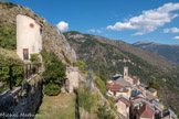 <center>Roubion. </center> Ruines du château et le pigeonnier.