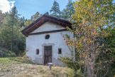 <center>Chapelle saint Sébastien à Roubion. </center> Datée de 1513, elle est classée monument historique. Elle fut offerte par le chanoine Ludovic Serre de Clans pour protéger le village de la peste et autres épidémies. La chapelle est dédiée à Saint Sébastien, pour protéger le village de la peste. C'est sans doute pour cette raison qu'elle se trouve à l'extérieur du village, comme la chapelle Saint Sébastien de Roure. Ces chapelles sont toujours situées sur une voie de passage.